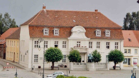 Ein Haus im Baustil des 19. Jahrhunderts mit gewölbten Fensterläden und rotem Ziegelsteindach. © Archiv Fritz-Reuter-Literaturmuseum 