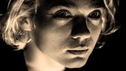 Das Gesicht einer jungen Frau bei dramatischer Beleuchtung. © photocase / Neils Saksons Foto: Neils Saksons