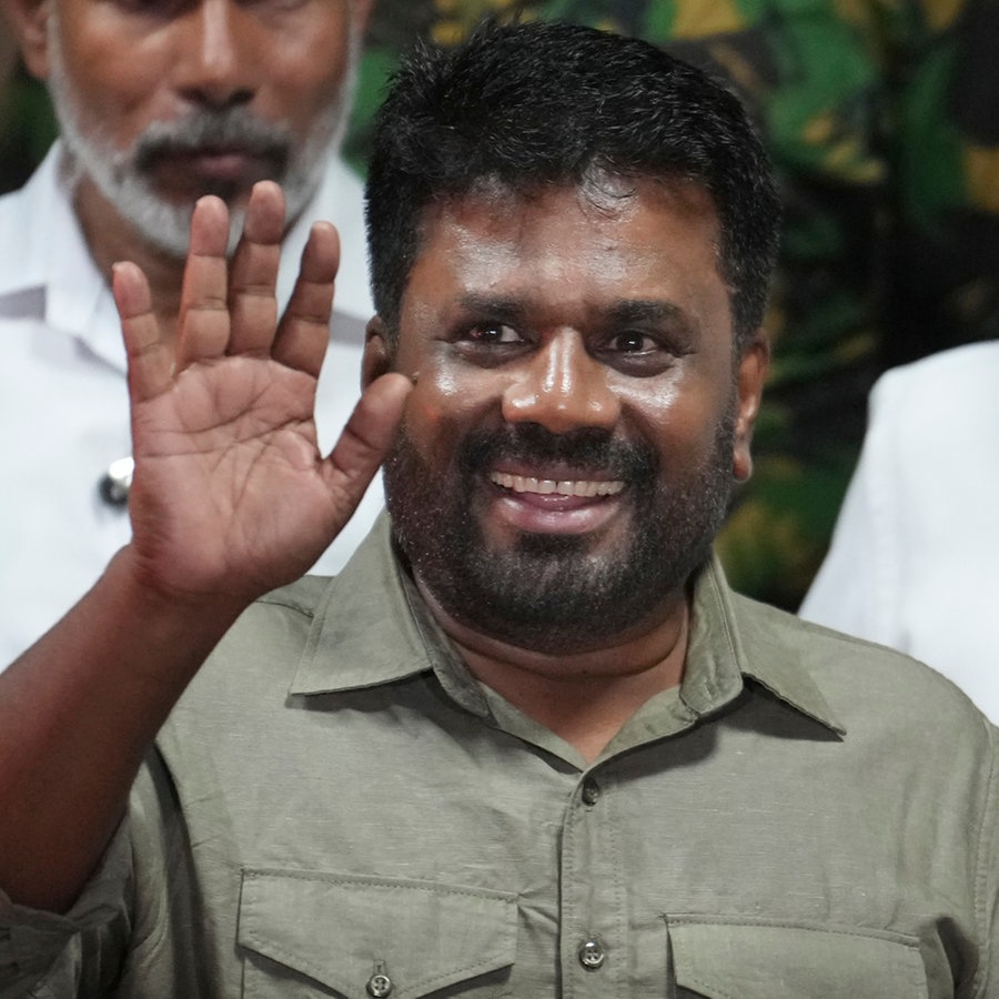 Der marxistische Kandidat Anura Kumara Dissanayake winkt, als er das Büro der Wahlkommission nach seinem Sieg bei den Präsidentschaftswahlen verlässt. © picture alliance/dpa/AP | Rajesh Kumar Singh Foto: Rajesh Kumar Singh