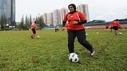 Junge Muslimin beim Fußballtraining © picture-alliance / Sandra Gätke Foto: Sandra Gätke