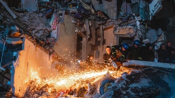 Dnipro: Rettungskräfte beseitigen Trümmer eines Gebäudes © Arsen Dzodzaev/PA Media/dpa Foto: Evgeniy Maloletka