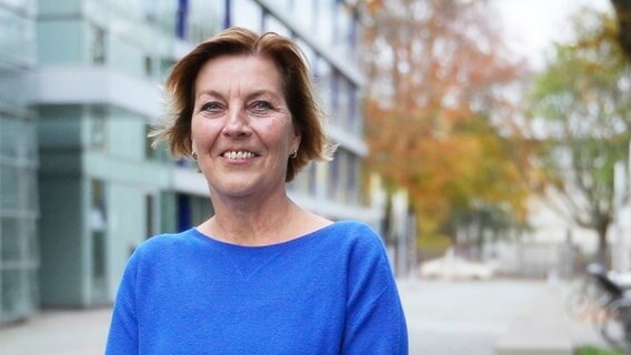 Dora Heldt steht vor dem Funkhaus. © NDR Foto: Frederike Burgdorf