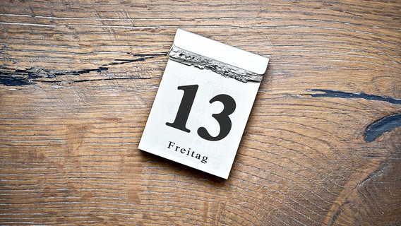 Kalendarblatt Freitag, der 13. auf Holztisch © fotolia.de Foto: Marco2811