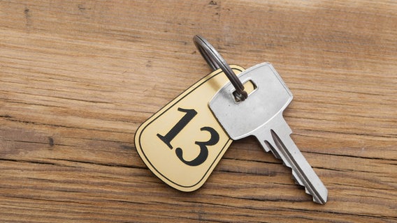 Ein Schlüssel mit der Nummer 13 liegt auf hölzernem Untergrund. © fotolia.de Foto: vadim yerofeyev