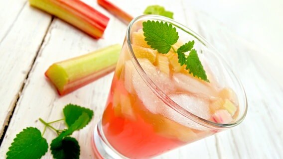 Der Blick auf einen fruchtigen Drink mit frischer Zitronenmelisse und Rhabarber. © colourbox Foto: colourbox