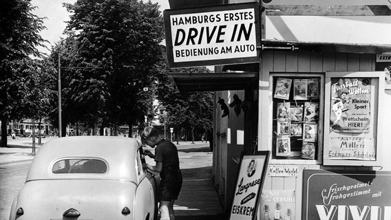 Ein Drive-in-Kiosk in Hamburg wirbt 1951 mit der Bedienung am Auto. © picture alliance / akg-images | akg-images 