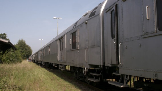 Ein silberner Zug steht auf einem Abstellgleis © NDR 