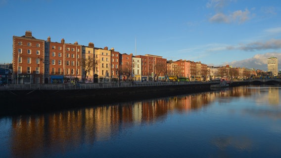 Georgianische Gebäude am Fluß Liffey in Dublin © picture alliance / NurPhoto Foto: Artur Widak