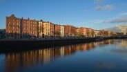 Georgianische Gebäude am Fluß Liffey in Dublin © picture alliance / NurPhoto Foto: Artur Widak