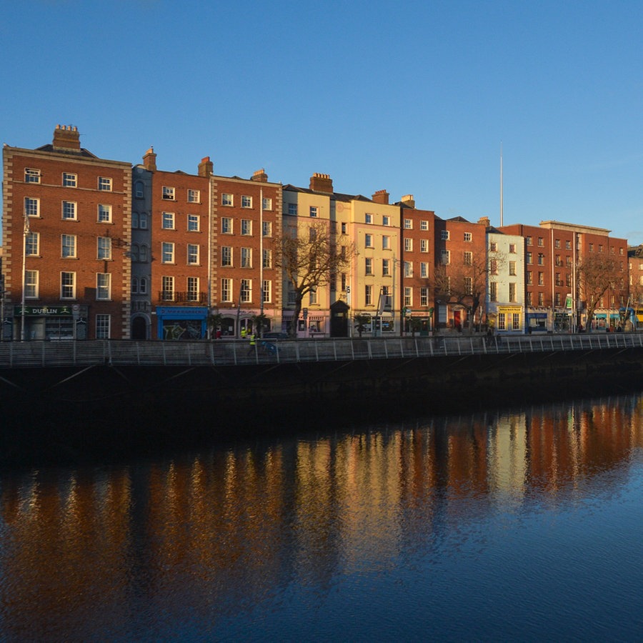 Georgianische Gebäude am Fluß Liffey in Dublin © picture alliance / NurPhoto Foto: Artur Widak