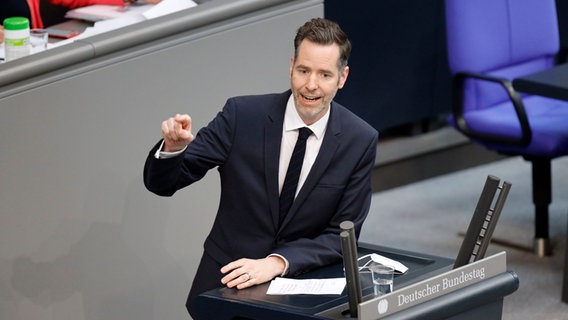 Christian Dürr spricht während einer Sitzung des Deutschen Bundestages am Rednerpult. © picture alliance/Geisler-Fotopress Foto: Christoph Hardt