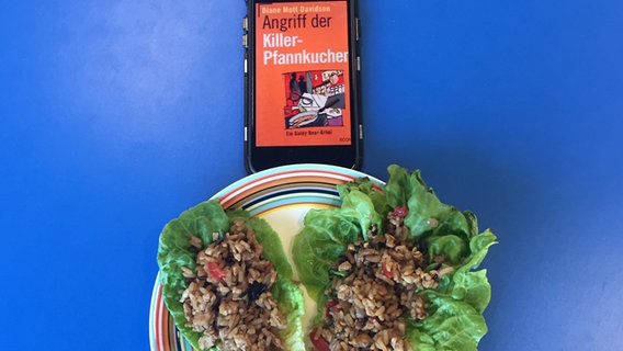 Ein Buch namens "Angriff der Killerpfannkuchen" und ein Teller mit Hoisin Turkey - Podcast Folge 12 vom eat.READ.sleep © NDR 