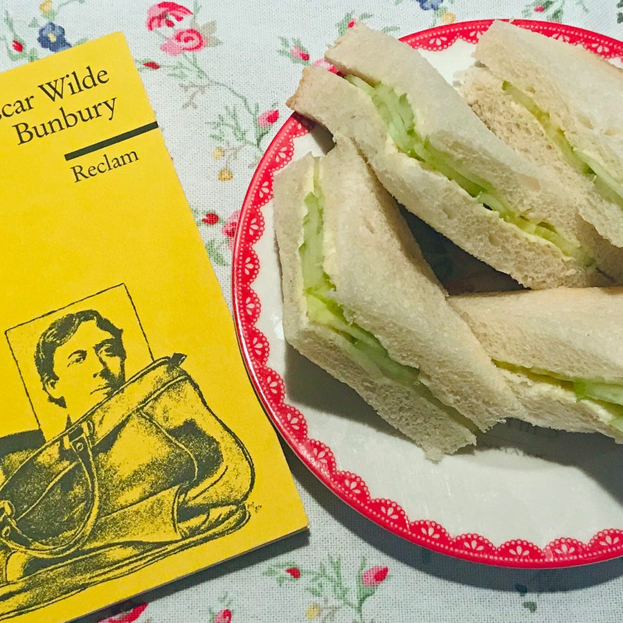 Gurkensandwiches und Oscar Wildes Buch "Bunbury" von "Reclam" beim eat.READ.sleep Folge 9 © NDR 