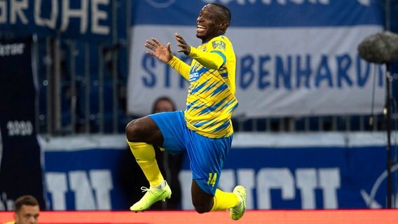 Braunschweigs Anthony Ujah feiert gegen den KSC sein Tor zur 1:0-Führung. © picture alliance/dpa Foto: Swen Pförtner