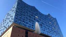 Blick auf die Elbphilharmonie von unten vor blauem Himmel © NDR Foto: Gitte Alpen