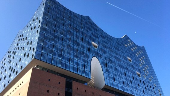 Blick auf die Elbphilharmonie von unten vor blauem Himmel © NDR Foto: Gitte Alpen