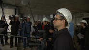 Journalisten bei einer Pressekonferenz auf der Baustelle der Elbphilharmonie © NDR 