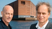 Jacques Herzog und Pierre de Meuron vor dem Kaispeicher in Hamburg © NDR 