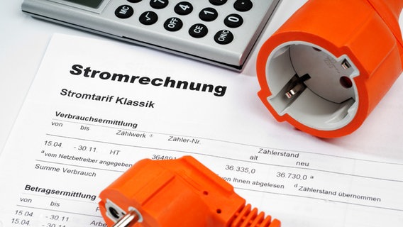 Eine Stromrechnung mit Stecker und Taschenrechner. © fotolia.com Foto: Eisenhans