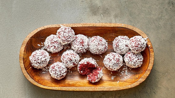 Pink Energy Balls auf einem Teller angerichtet. © Gräfe und Unzer 