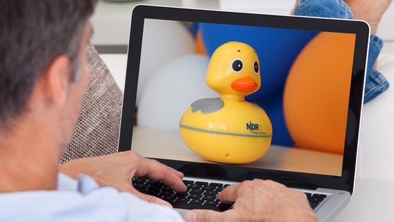 Die NDR 1 Niedersachsen Radioente abgebildet auf Monitor (Montage). © fotolia.com Foto: apops