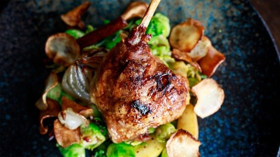 Entenkeule mit Rosenkohl, Apfel und Topinambur © NDR Foto: Tarik Rose