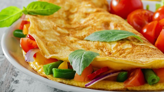 Ein geklappter Pfannkuchen mit grüner Soße © fotolia Foto: koss13