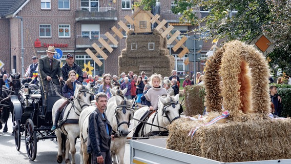 Die Erntekrone wird zum Landeserntedankfest in einem Festumzug durch Neu Kaliß gefahren © dpa Foto: Markus Scholz/dpa