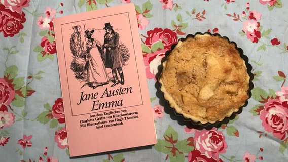 Eine Apfeltorte und eine Ausgabe von Jane Austens Roman "Emma" - Folge 14 des Podcasts eatreadsleep. © NDR 