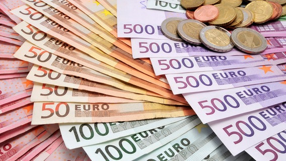 Euro banknotes and coins © Fotolia.com Image: caldera