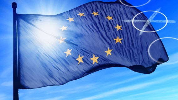 Eine Europa-Flagge hinter einem Wahlkreuz. (Bildmontage) © fotolia Foto: opicobello