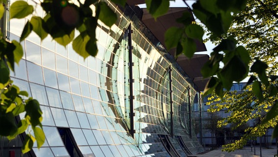 Die Fassade des Deutschen Pavillons an der Expo-Plaza zehn Jahre nach der Weltausstellung © NDR Foto: Sven Glagow