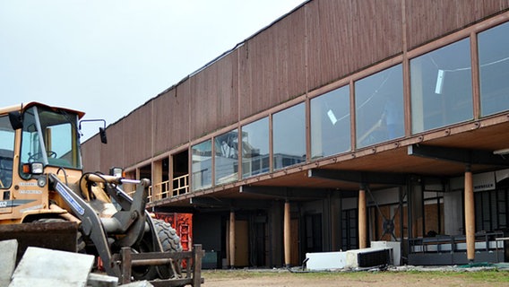 Zehn Jahre nach der Weltausstellung wird ein Pavillon auf dem Expo-Gelände abgerissen. © NDR Foto: Sven Glagow