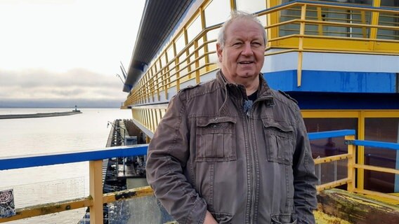Peter Leukroth, Schiffsmechaniker und ehemaliger Betriebsrat von Stena Lines vor dem Anleger in Sassnitz. © NDR Foto: screenshot