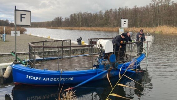 Die Personenfähre über die Peene liegt an ihrem Platz. © ndr Foto: Susann Moll