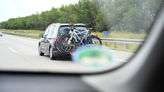 Fahrradträger am Heck eines Autos auf der Bundesautobahn © IMAGO Foto:  Petra Schneider