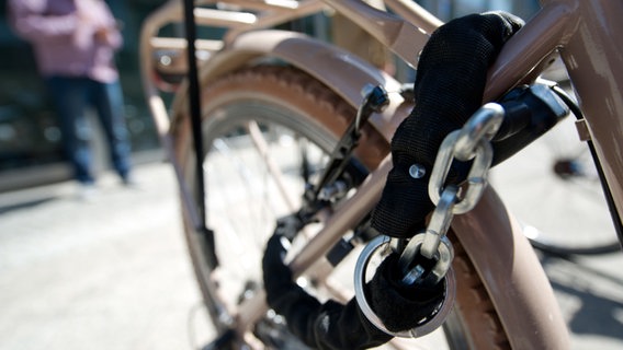Ein Fahrrad ist mit einem Schloss festgemacht © picture alliance / dpa Themendienst Foto: Inga Kjer