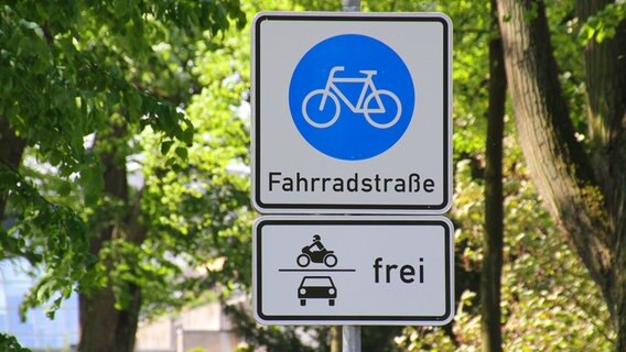 Schilder einer Fahrradstraße. © fotolia Foto: matthiasoomen