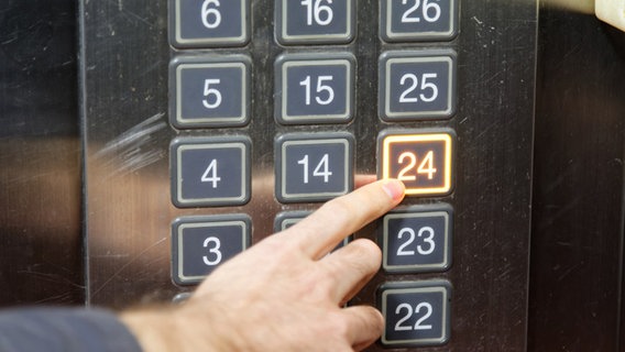 Anzeigetafel in einem Fahrstuhl, die Nummer 24 wird gedrückt. © fotolia.de Foto: maxfromhell
