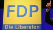 Das Logo der FDP und ein hochgestreckter Daumen. © dpa-Bildfunk Foto: Hannibal Hanschke