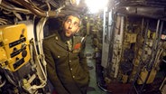 Michel Abdollahi in Uniform in einem U-Boot. © NDR 