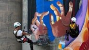Wandmalerin Maria und Sara Nuru arbeiten in Mexiko in luftiger Höhe an einem neuen Kunstwerk. © NDR/doclights/Tina Muffert 
