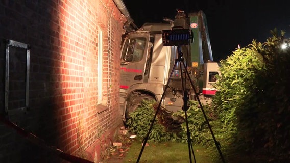 Ein Last·wagen ist in eine Haus·wand gefahren. © NonstopNews 