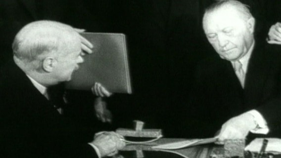 Konrad Adenauer beim Unterzeichnen der Bonner-Kopenhagener-Erklärung 1955  