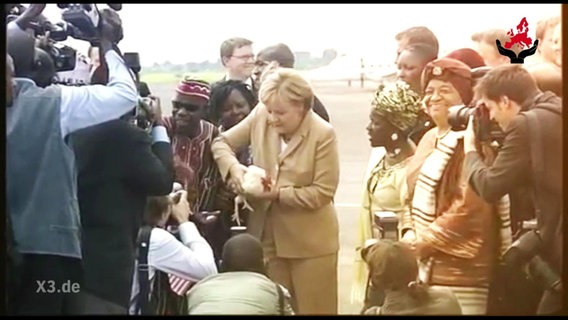 Merkel betreibt Entwicklungshilfe in Afrika.  