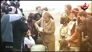 Merkel betreibt Entwicklungshilfe in Afrika.  