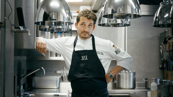 Spitzenkoch Maurizio Oster vom Restaurant Zeik in Hamburg. © heyfilm 