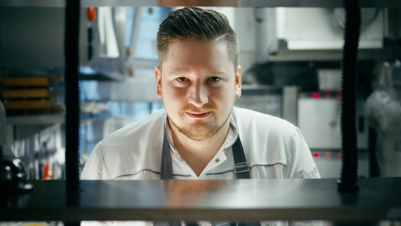 Spitzenkoch Stefan Fäth vom Restaurant Jellyfish in Hamburg. © heyfilm 