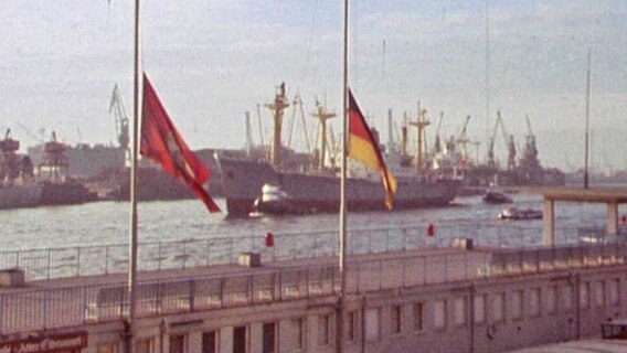 Die bundesdeutsche und die Hamburger Flagge sind nach dem Unglück bei Blohm + Voss vom 9. Januar 1976 auf Halbmast © NDR 