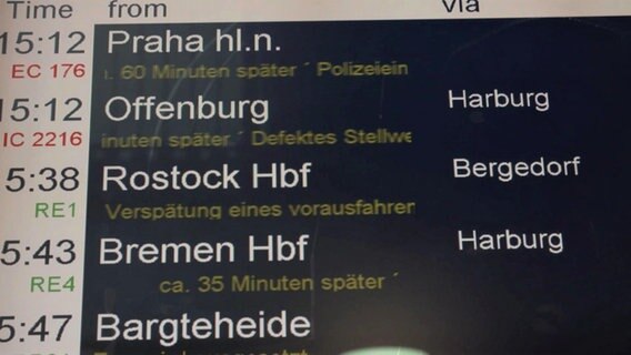 Eine Anzeigetafel der Bahn mit mehreren verspäteten Zügen. © Screenshot 